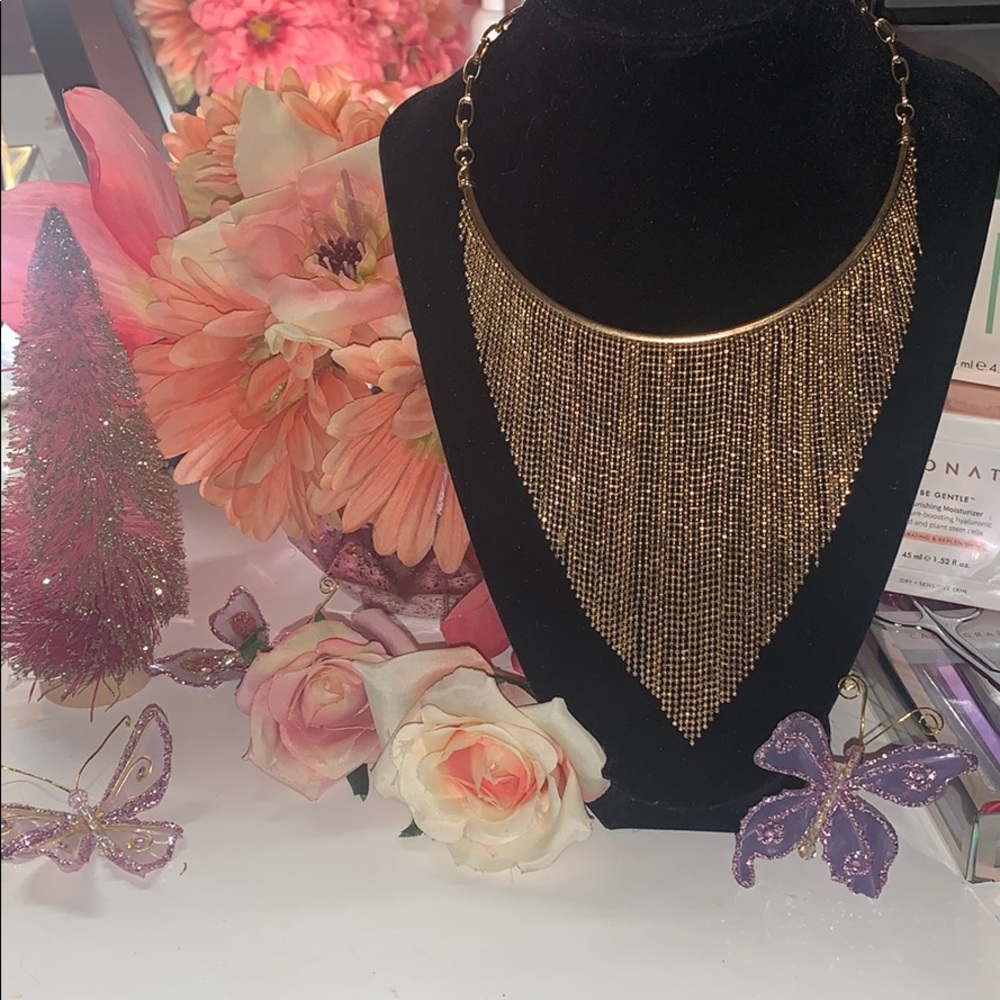 Tasseled necklace in gold